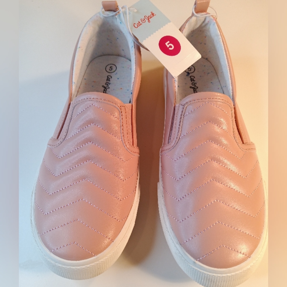 SNEAKER BLUSH PINK NELLIE SLIP FROM CAT & JACK. SIZE 5.